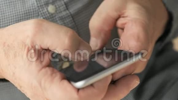一位在智能手机上用拇指的老人视频的预览图