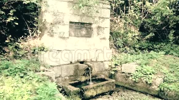 一座古老的纪念喷泉山上有可饮用的水视频的预览图