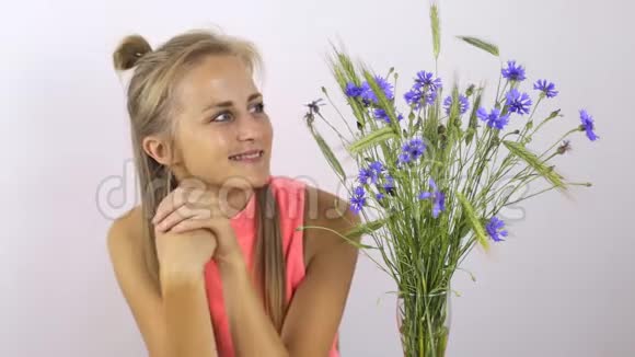 金发碧眼的人喜欢花束的香气视频的预览图