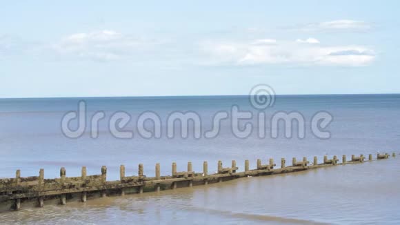 炎热的夏天英格兰沙滩上平静的低潮视频的预览图