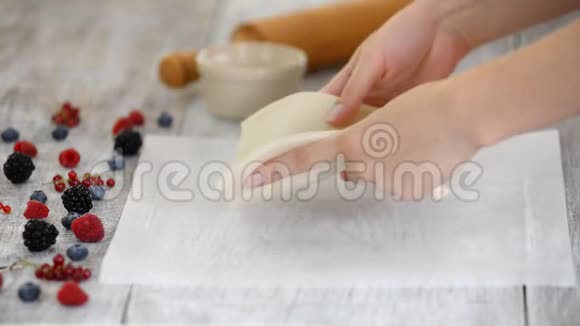 厨师在羊皮纸上滚动泡芙糕点用浆果制作米勒菲耶视频的预览图