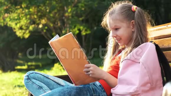 学校观念一个女学生坐在长凳上视频的预览图