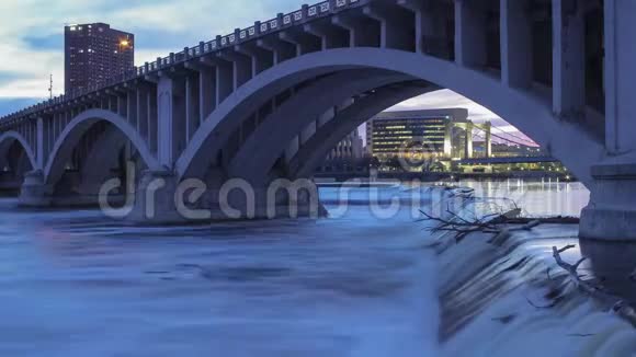 明尼阿波利斯大桥的中镜头在黄昏的圣安东尼电力公园瀑布处密西西比河视频的预览图