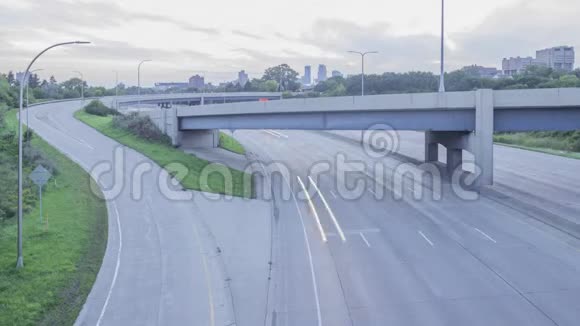 在夏季的暮色中一个出口匝道和94号州际公路驶入明尼阿波利斯市中心的广角镜头视频的预览图