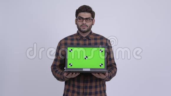 年轻的印度潮男在看手提电脑的时候视频的预览图