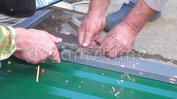 一个在焊接机上工作的人的手视频的预览图