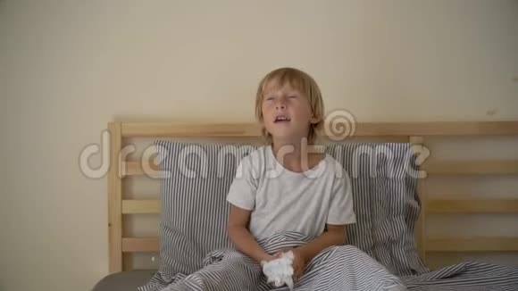 一个小男孩吐着餐巾庆祝他的病愈视频的预览图