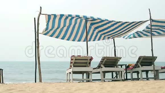 海滩上有遮阳篷的椅子视频的预览图