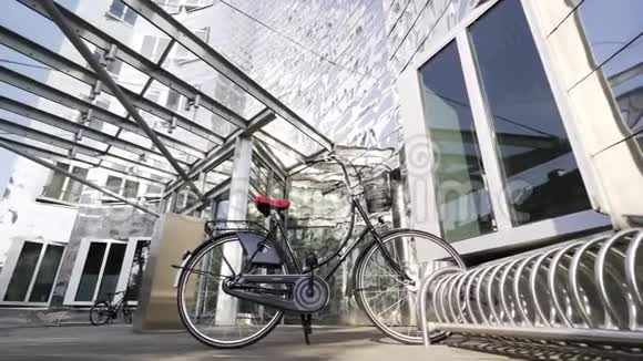 现代建筑附近的自行车停车场视频的预览图