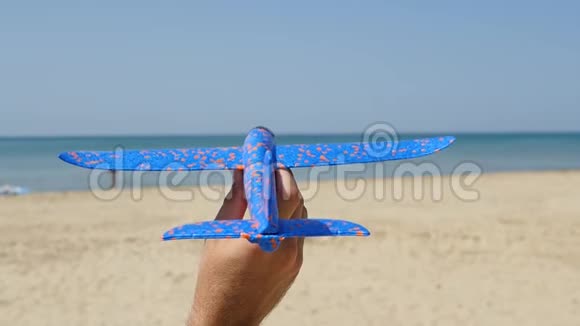 男性手收起来一个人站在岸上发射飞机回忆童年航空旅行旅游概念视频的预览图