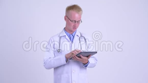 年轻的金发碧眼医生一边说一边展示数字平板电脑视频的预览图