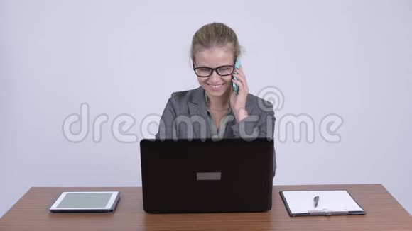 年轻快乐的金发女商人在工作时打电话视频的预览图