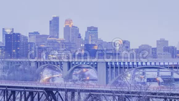 明尼阿波利斯市中心和布里奇斯在冬季暮光中传播密西西比河的中镜头视频的预览图