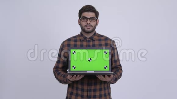 年轻快乐的印度时髦男人带着笔记本电脑看上去很惊讶视频的预览图