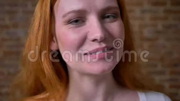 姜白白种人女人的友好微笑站在浅棕色的工作室里穿着随意有艺术情感视频的预览图