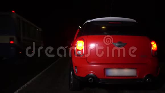 年轻女子从车里出来检查轮胎晚上在高速公路上视频的预览图