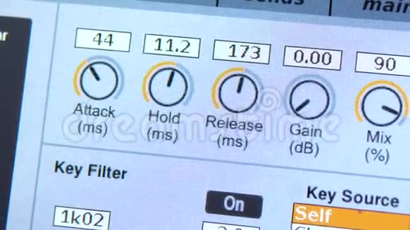 专业电子调音台上的音响调音调节声音通道的控制面板监测电子搅拌器视频的预览图