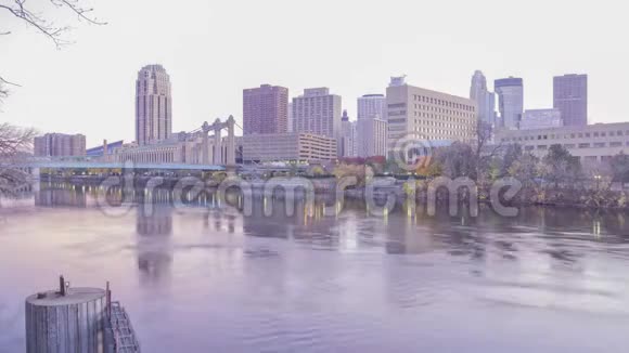 明尼阿波利斯市中心和亨内平大道大桥的中宽长曝光镜头反映在强大的密西西比河中视频的预览图