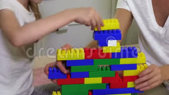 女孩和母亲建造了玩砖塔视频的预览图