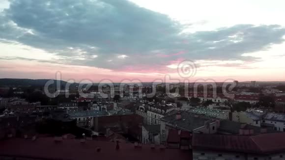 鸽子在欧洲城市飞翔的美丽景象空中景观视频的预览图