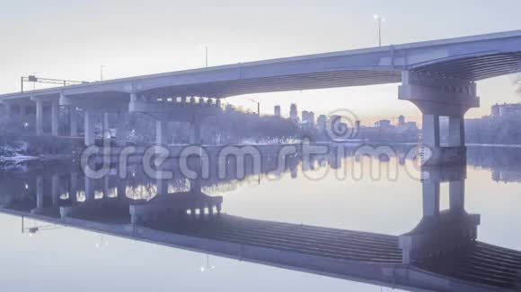 工业外观达特茅斯大桥和明尼阿波利斯市区在暮色中平静的密西西比河中的倒影视频的预览图