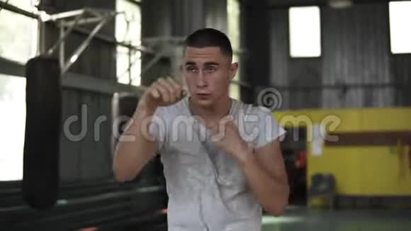 训练过程的前视镜头年轻人与无形对手拳击热身白人拳击手视频的预览图