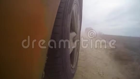 一辆汽车的车轮射击视频的预览图