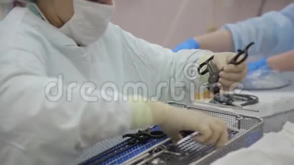 特写镜头外科医生助手准备外科内镜器械进行灭菌视频的预览图