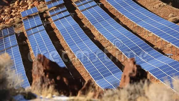内华达沙漠的太阳能电池板视频的预览图