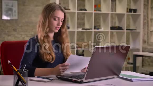金发碧眼的白种人女商人的画像她在办公室里专心地处理统计数据视频的预览图