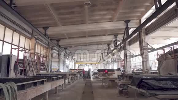 工厂生产混凝土产品混凝土结构的制造工人准备浇筑混凝土的机器视频的预览图