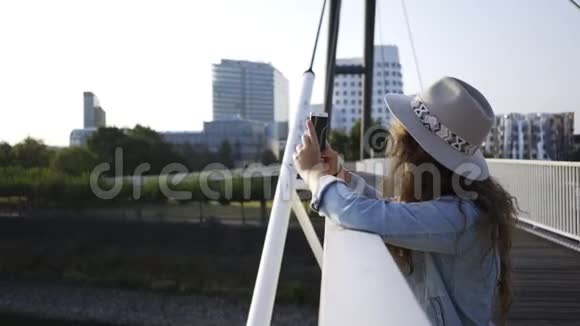 女子倚栏杆现代桥视频的预览图