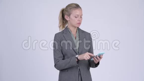年轻有压力的金发女商人用电话接坏消息视频的预览图