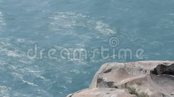 从高崖到海面或海洋的景色蓝色的水波视频的预览图