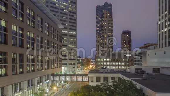 一张长时间曝光的广角照片在夜幕降临时穿过圣保罗市中心视频的预览图