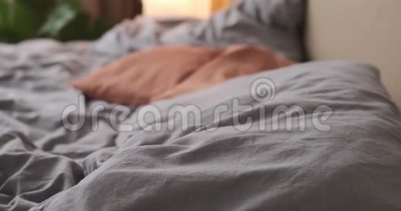 疲倦的人在床上睡着了视频的预览图