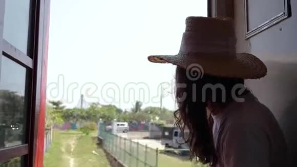戴草帽的美女在享受旅行视频的预览图