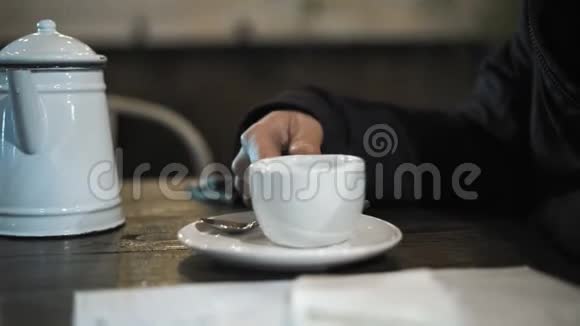 特写镜头悲伤的人晚上坐在咖啡馆里喝茶视频的预览图