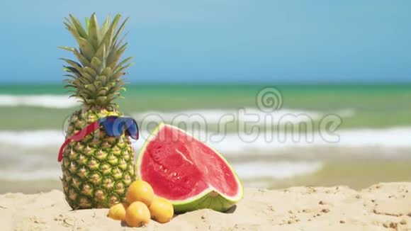 热带夏季水果与海洋背景混合视频的预览图