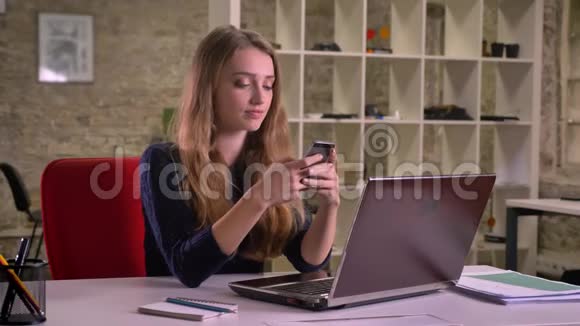 一幅漂亮的金发白种人女商人在办公室的笔记本电脑前对内容的情感反应的画像视频的预览图