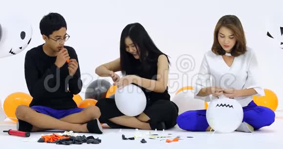 亚洲家庭的母亲和她的孩子一起为万圣节准备漂亮的气球装饰视频的预览图