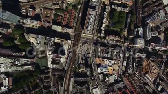 在阳光明媚的日子里伦敦市中心繁忙的街道建筑在空中无人机城市景观中视频的预览图