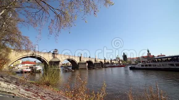 从桥下经过的河有乘客的船沿河漂浮视频的预览图