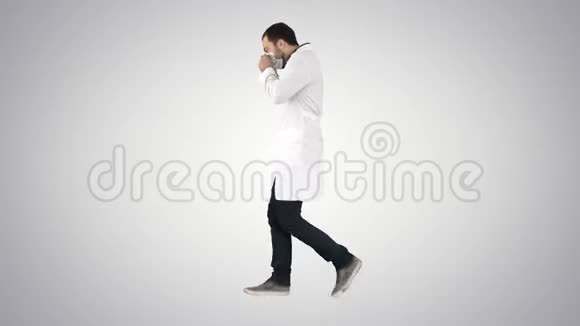 步行医生把医疗面具放在梯度背景上视频的预览图