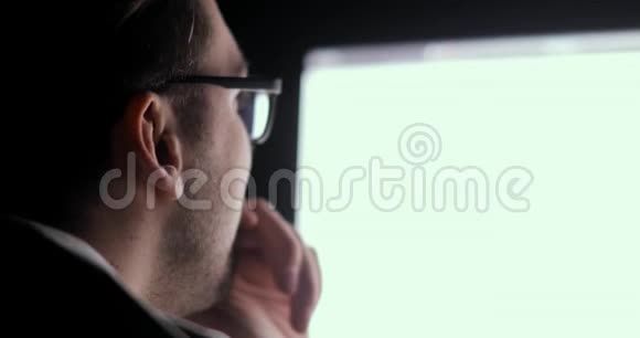 戴眼镜的老板肖像在办公室工作看屏幕和思考视频的预览图