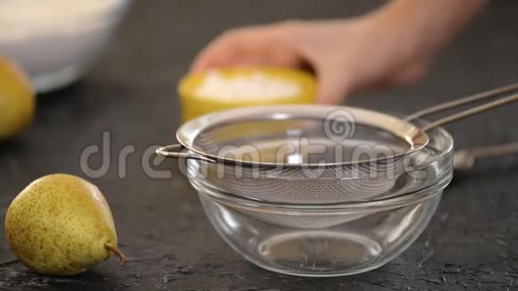 女人糕点厨师用筛子擦拭奶酪视频的预览图