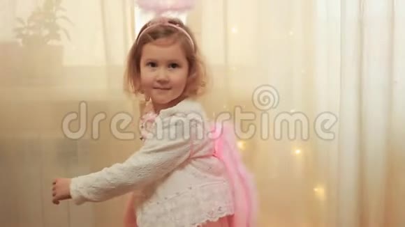 穿着天使服装或仙女笑和跳舞的小女孩魔法和愿望实现的概念视频的预览图