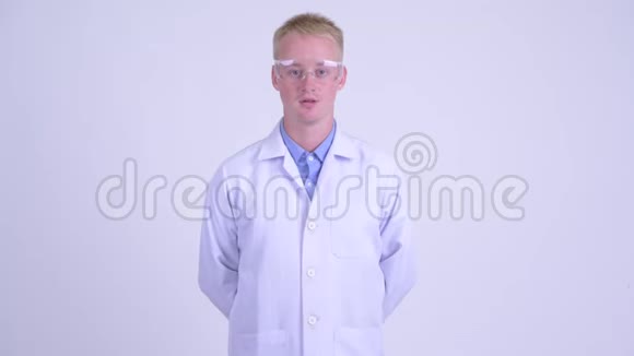 戴着防护眼镜的年轻金发医生视频的预览图