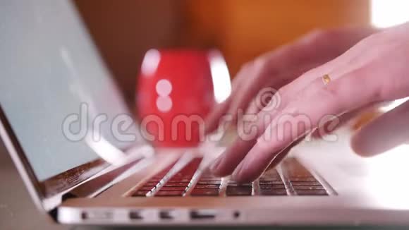 在笔记本电脑旁工作的人敲击键盘视频的预览图