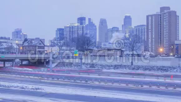 明尼阿波利斯市中心前州际公路交通的广角镜头拍摄冬季暮光之城视频的预览图